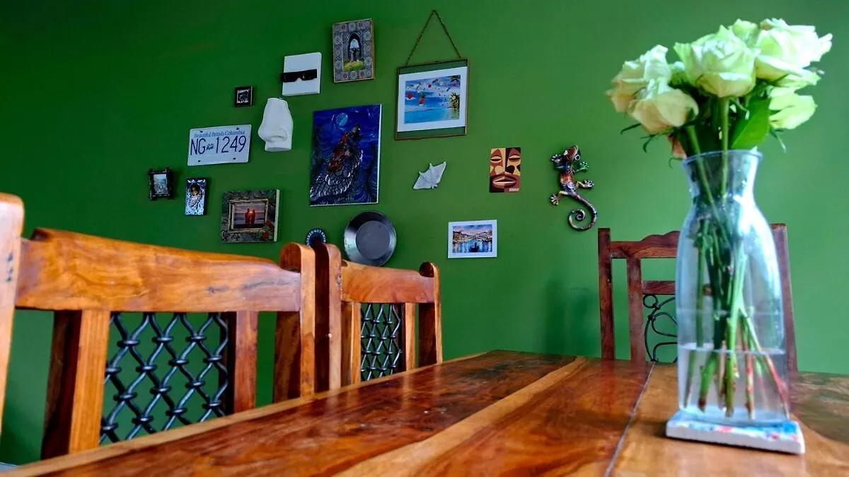 Beautiful Home With Garden Great Location بلفاست